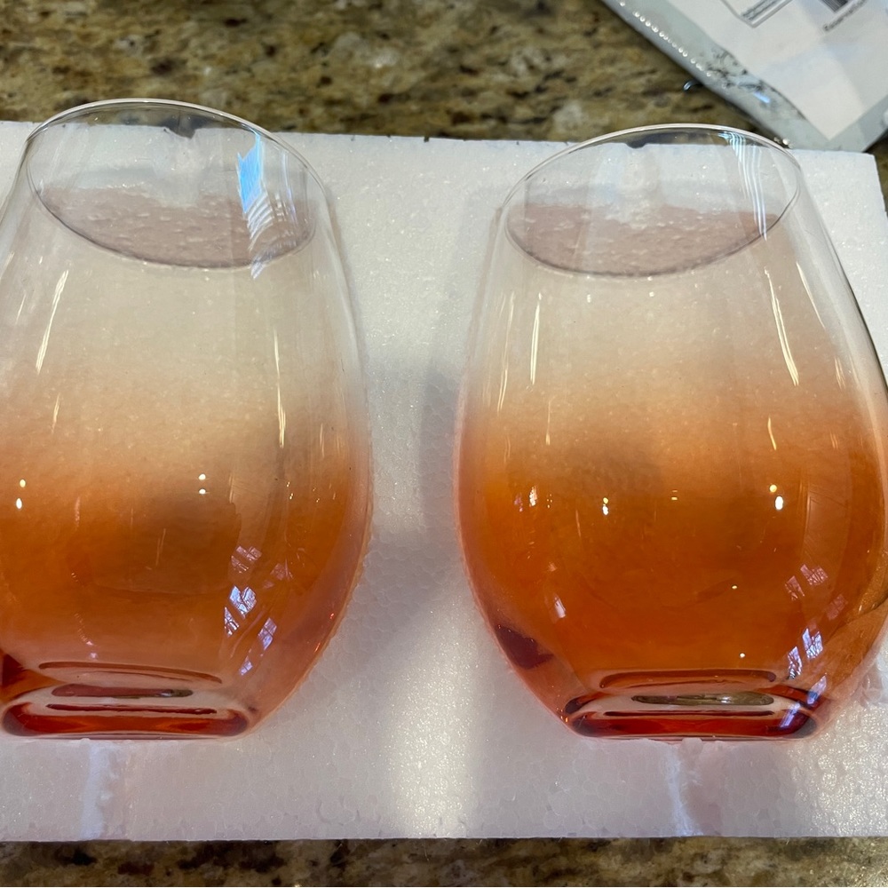 2 stemless wine glasses. NWT in original box 12$